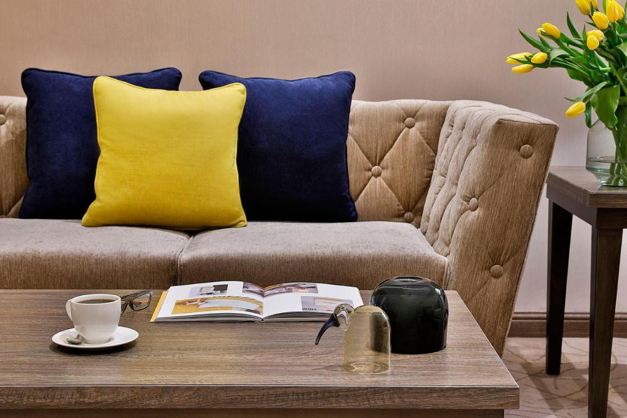 ホテル voco アル コバール アル・コバール エクステリア 写真 A sofa with cushions
