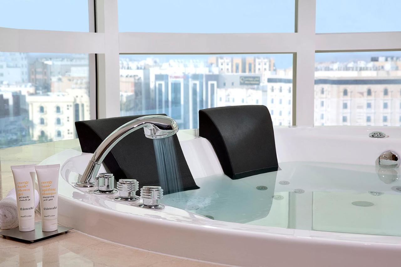 ホテル voco アル コバール アル・コバール エクステリア 写真 A modern bathtub