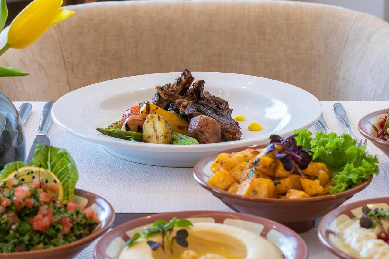 ホテル voco アル コバール アル・コバール エクステリア 写真 A selection of dishes at the restaurant